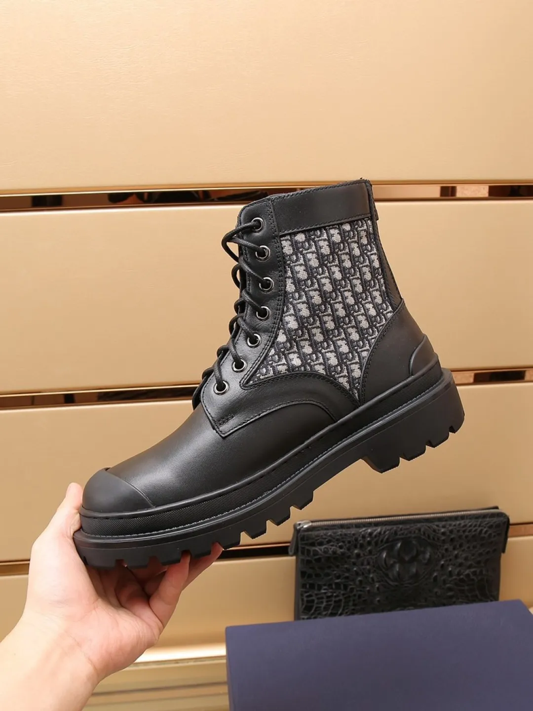 Factory P500 men's shoes 💰 [Dior] Dior high-top casual shoes 🇺🇸 are on sale at the same time, top purchasing Italian original · brand totem cloth sewn with brand cloth label · equipped with first-layer cowhide · (totem cloth High-end, extravagance, and class) Exquisite workmanship (original lining) Sole: Original factory special outsole ⚠️Outsole. Comfortable, wear-resistant, non-slip, real photoshoot🎬The real thing is more beautiful🔍Number: 38-46【45 46 Customized items are non-returnable]